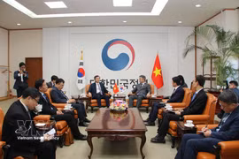 Doan Minh Huan, director de la Academia Nacional de Política Ho Chi Minh, se reúne con el ministro del Interior y Seguridad de Corea del Sur (MOIS), Yoon Ho Jung. (Fuente: VNA)