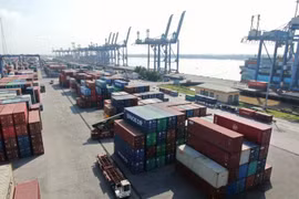 Carga y descarga de contenedores de exportación en el puerto de Cat Lai, Ciudad Ho Chi Minh, un punto importante en la cadena logística. (Foto: sggp.org.vn)