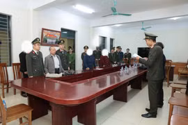 La Agencia de Seguridad e Investigación ejecuta la orden de registro. (Foto: congan.hungyen.gov.vn)