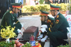 Oficiales y soldados se preparan para llevar a cabo la ceremonia de sepultura de los restos de mártires en el Cementerio de Mártires de Quang Tri. (Foto: VNA)