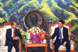 El secretario del Comité partidista de la provincia norteña de Ha Giang, Hau A Lenh, recibió al embajador de la India en Vietnam, Sandeep Arya. (Fuente: VNA)