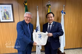 El embajador de Vietnam en Brasil, Bui Van Nghi y el presidente del Consejo Nacional de Desarrollo Científico y Tecnológico de Brasil (CNPq), el profesor y físico cuántico Olival Freire Junior. (Fuente: VNA)