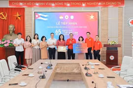 Representantes de la Agencia Vietnamita de Noticias entregan su asistencia financiera a la Cruz Roja de Vietnam. (Fuente: VNA)