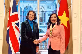 La subsecretaria parlamentaria de Estado en el Ministerio de Asuntos Exteriores, de la Commonwealth y de Desarrollo de Reino Unido, Catherine West, y la viceministra de Relaciones Exteriores de Vietnam, Le Thi Thu Hang. (Fuente: VNA)