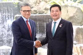 El ministro de Industria y Comercio de Vietnam, Nguyen Hong Dien, sostiene una reunión de trabajo con el presidente y director ejecutivo del consejo empresarial de Canadá, Goldy Hyder. (Fuente: VNA)