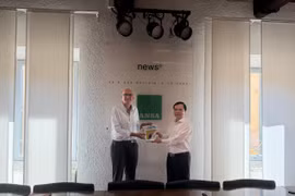 El editor en jefe de la Revista Comunista de Vietnam, Duong Trung Y, (derecha) entrega un obsequio a la dirección de la Agencia Italiana de Noticias (ANSA). (Foto: tapchicongsan.org.vn)
