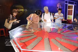Un equipo de expertos de la Red Mundial de Geoparques de la UNESCO en Vietnam realiza un estudio en la Casa de Exposiciones Am Thanh (barrio de Bac Gia Nghia, provincia de Lam Dong). (Foto: VNA)