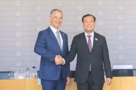 El presidente de la Comisión de Defensa Nacional y Fuerzas Armadas de la Asamblea Nacional (Cámara baja) de Francia, Jean-Michel Jacques, y el titular de la Comisión de Defensa Nacional, Seguridad y Asuntos Exteriores de la Asamblea Nacional de Vietnam, teniente general Le Tan Toi. (Fuente: VNA)
