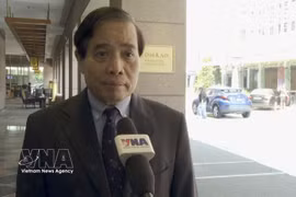 El profesor Vu Minh Khuong, de la Escuela de Políticas Públicas Lee Kuan Yew, en la entrevista. (Fuente: VNA)