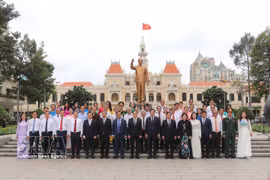 Delegados en el Monumento dedicado al Presidente Ho Chi Minh, ubicado en el parque de la calle peatonal Nguyen Hue. (Fuente: VNA)