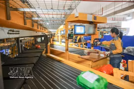 Vietnam Post acelera la adopción de tecnología moderna, lo que ayuda a elevar sus capacidades logísticas e impulsar la economía digital. (Foto: VNA)