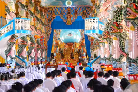 Fieles realizando rituales dentro de la Catedral de Cao Dai en provincia de Tay Ninh. (Fuente: VNA)