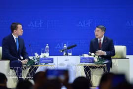 El primer ministro vietnamita, Le Minh Hung, dialoga con Stephan Mergenthaler, director ejecutivo del Foro Económico Mundial (FEM). (Fuente: VNA)