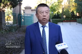 He Zhenwei, presidente de la Asociación China para el Desarrollo de la Industria en el Extranjero, en la entrevista. (Fuente: VNA)