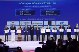 El presidente del Comité Popular de la Ciudad Ho Chi Minh, Nguyen Van Duoc, entrega certificados de membresía del Centro Financiero Internacional de Vietnam en la Ciudad Ho Chi Minh a 10 entidades fundadoras. (Foto: VNA)