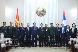 El viceprimer ministro y ministro de Defensa de Vietnam, general Phan Van Giang, su homólogo laosiano, general Khamlieng Outhakaysone, y delegados. (Fuente: VNA)