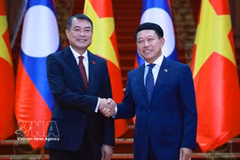 El primer ministro de Vietnam, Le Minh Hung, y su homólogo laosiano, Saleumxay Kommasith. (Fuente: VNA)