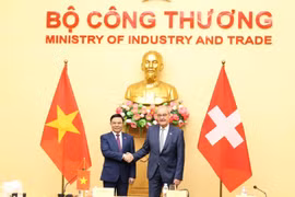 El ministro de Industria y Comercio de Vietnam, Le Manh Hung, y el presidente y ministro del Departamento Federal de Asuntos Económicos, Educación e Investigación de Suiza, Guy Parmelin. (Fuente: Ministerio de Industria y Comercio)