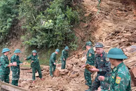 Oficiales y soldados del puesto fronterizo de Chieng On (Comando de la Guardia Fronteriza de la provincia de Sơn La) están recogiendo rocas para facilitar el paso seguro de personas y vehículos. (Foto: VNA)