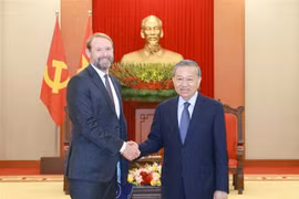 El secretario general del Partido Comunista de Vietnam, To Lam. recibió a Nate Franklin, fundador y presidente del grupo estadounidense Pacifico Energy. (Fuente: VNA)