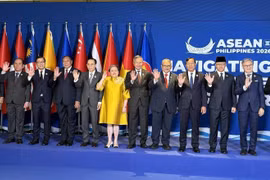 El ministro de Relaciones Exteriores de Vietnam, Le Hoai Trung, y delegados en el evento. (Fuente: VNA)