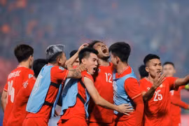 Jugadores vietnamitas celebran el primer gol. (Fuente: VNA)