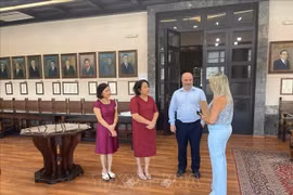 Representantes de la Embajada de Vietnam en Grecia se reúnen con el vicealcalde de Rodas, responsable de economía, finanzas y patrimonio cultural, Chalkias Konstantinos. (Fuente: VNA)