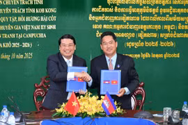 El vicepresidente del Comité Popular de la provincia vietnamita de An Giang, Le Trung Ho, y Hak Leng vicealcalde de Koh Kong en el acto de firma. (Fuente: VNA)