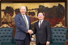 El viceprimer ministro vietnamita Ho Quoc Dung recibe a Mark Armstrong, director comercial para Europa, Oriente Medio y África, y Asia-Pacífico del grupo francés Pasqal. (Fuente:chinhphu.vn)