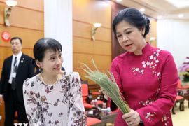 Ngo Phuong Ly, esposa del secretario general del Partido Comunista de Vietnam, To Lam, presenta el pastel Com (arroz glutinoso tierno), a Ishiba Yoshiko, cónyuge del primer ministro de Japón, Ishiba Shigeru. (Fuente: VNA)