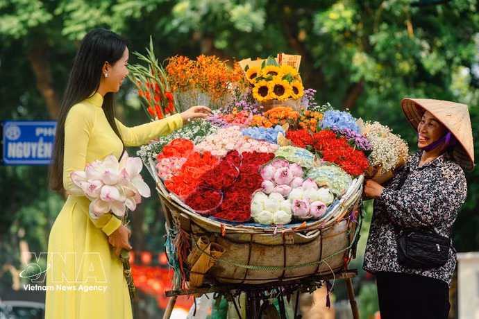 Los vendedores de flores son un elemento característico del otoño en Hanoi. (Fuente: VNA)