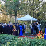 El secretario general del Partido Comunista y presidente de Vietnam, To Lam, junto con una delegación de alto nivel, rinde homenaje al Presidente Ho Chi Minh y deposita flores ante su estatua en el parque Montreau, en la ciudad de Montreuil. Foto: VNA