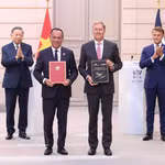 El secretario general del Partido Comunista y presidente de Vietnam, To Lam, y el presidente francés, Emmanuel Macron, presencian la ceremonia de entrega de varios documentos de cooperación bilateral. Foto: VNA