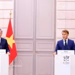 El secretario general del Partido Comunista y presidente de Vietnam, To Lam, y el presidente francés, Emmanuel Macron, se reúnen con la prensa antes de sus conversaciones. (Foto: VNA)