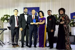 El embajador de Vietnam en Estados Unidos, Nguyen Quoc Dung (tercero desde la izquierda), recibe el Premio a la Excelencia en la Diplomacia de la Cámara de Comercio Asiático-Estadounidense (AACC). (Foto: VNA)