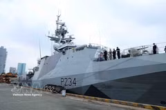 El HMS SPEY atraca en el puerto internacional de Nha Rong - Khanh Hoi. (Foto: VNA)