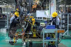 El grupo THACO invierte y aplica numerosas tecnologías y maquinaria avanzadas para mejorar la productividad y la calidad de sus productos automotrices. (Foto: VNA) 