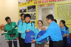Líderes del Centro de Consultoría y Apoyo a los Trabajadores del Sindicato de Ciudad Ho Chi Minh entregan obsequios a conductores de plataformas digitales en situación difícil (Foto: VNA)