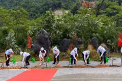 La empresa DACE, en coordinación con el Comité Popular de la comuna de Dong Khe, celebra la ceremonia de inauguración de la construcción de la planta de procesamiento, conservación y exportación de especias orgánicas DACE Cao Bang. (Foto: VNA) 