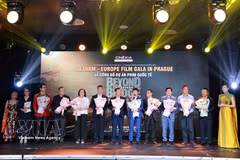 El equipo de filmación y los patrocinadores en el evento (Foto: VNA)