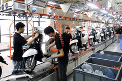 Línea de producción en la planta de fabricación inteligente de Yadea Vietnam, con una inversión de más de 100 millones de dólares, ubicada en el Parque Industrial Tan Hung, provincia de Bac Ninh. (Foto: VNA)
