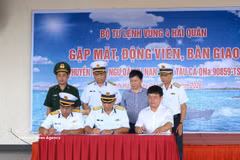 Las autoridades de la Región Naval 4, en coordinación con representantes del gobierno local de Da Nang, la Guardia Fronteriza y las familias, completan los trámites y entregan a los 32 pescadores conforme a la normativa vigente. (Foto: VNA)