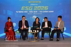 Los delegados del programa ESG Company Tour 2026 con el tema “Automatización – Eficiencia – Financiación verde” en la fábrica de plástico Binh Minh. (Foto: VNA)