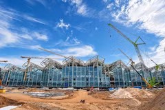 Los trabajadores están instalando la fachada de vidrio, creando una imagen moderna para la Terminal 2 del Aeropuerto de Phu Quoc. (Foto: Vietnam+)