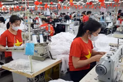 Trabajadores confeccionan prendas textiles para la exportación en una fábrica de la provincia de Bac Ninh. (Foto: VNA)