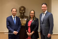 El embajador vietnamita Nguyen Quoc Dung, la presidenta y directora ejecutiva de USABCI, Margaret Hanson-Muse, y el director ejecutivo de Atlas Air Worldwide Michael Steen. (Foto:V NA)