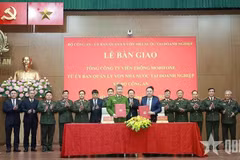 El viceministro de Seguridad Pública Nguyen Ngoc Lam y el vicepresidente de la Comisión de Gestión del Capital Estatal en las Empresas firman documento de transferencia (Fuente: qdnd.vn)