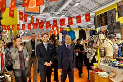 El embajador de Vietnam en Francia, Dinh Toan Thang y Steven Abajoli, director de la feria, visitan los stands de Vietnam (Fuente: VNA)