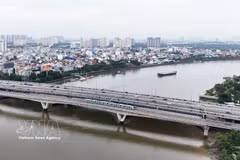 La línea de metro Ben Thanh - Suoi Tien cruza el río Saigón. (Foto: VNA)