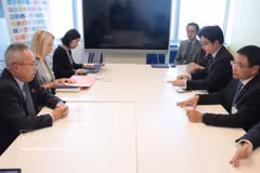 El viceprimer ministro de Vietnam Nguyen Van Thang se reúne con el secretario general adjunto de Asuntos Económicos y Sociales de las Naciones Unidas (ONU), Li Junhua. (Foto: VNA) 